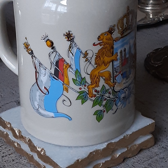 Munchen, Home of the Monks (Munich), Crest & Banners 5 1/4" Mug - Picture 4 of 7